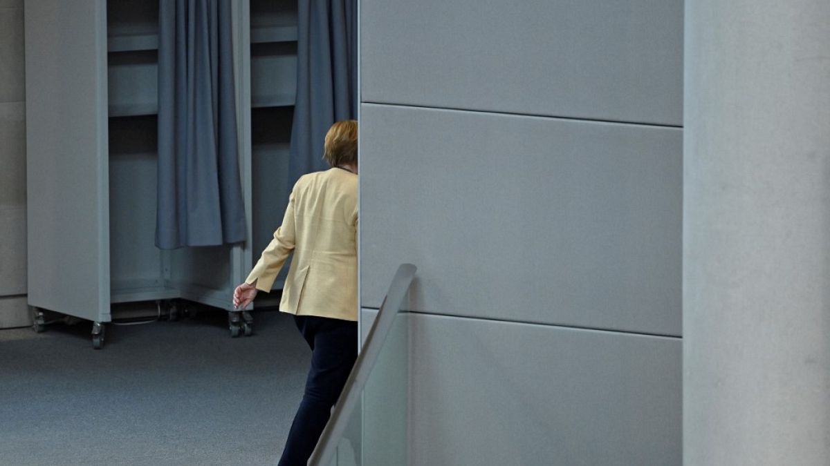 La Cancelliera Angela Merkel verso l'uscita