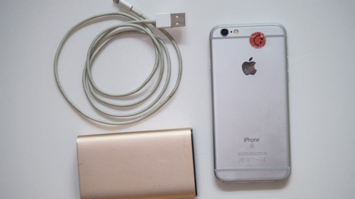 Apple iPhone, bağlantı kablosu ve güç bankası