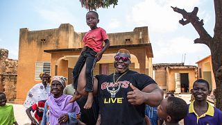 Le Burkina Faso célèbre son champion de soulever de bûches