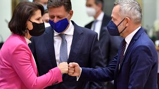 Karoline Edstadler, Miltiadis Varvitsiotis und Michael Roth (von links nach rechts) beim Treffen in Brüssel