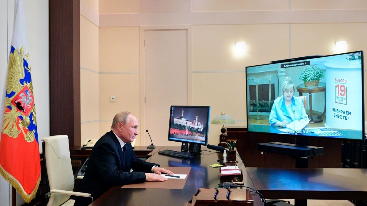 ولادیمیر پوتین در حال صحبت کردن با رئیس کمیسیون انتخاباتی روسیه