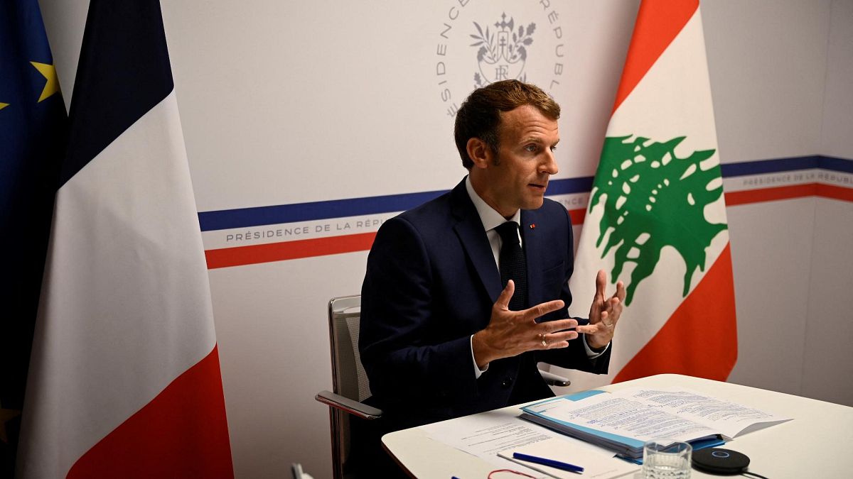 الرئيس الفرنسي إيمانويل ماكرون يشير أثناء حضوره مؤتمر المانحين للبنان، جنوب فرنسا 4 أغسطس 2021
