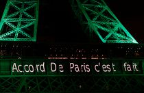 Paris İklim Anlaşması'nın yürürlüğe girmesinin ardından kentin sembollerinden Eyfel Kulesi yeşil renkte ışıklandırılmış "Paris Anlaşması tamam" yazılmıştı