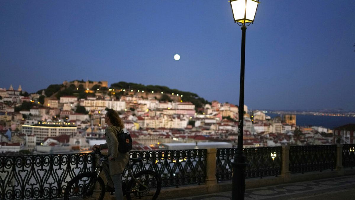 Frau in Lissabon guckt auf die Innenstadt, 19.09.2021