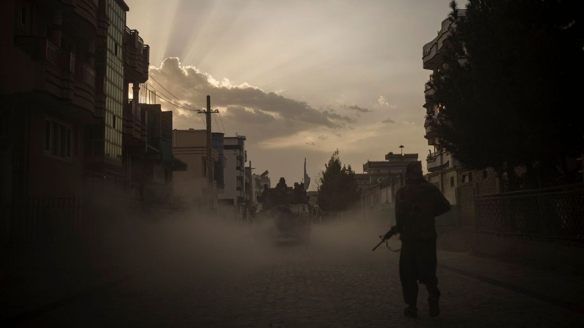 شبه نظامیان طالبان در خیابانی در افغانستان