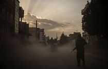 شبه نظامیان طالبان در خیابانی در افغانستان
