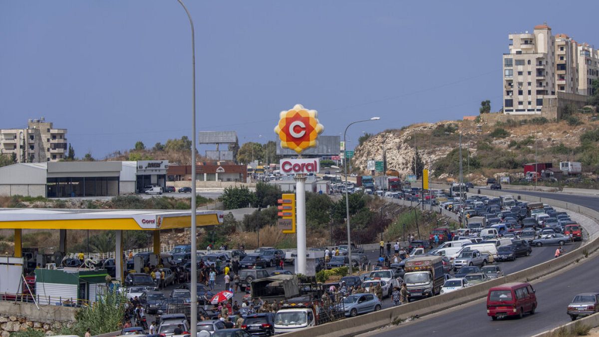 منظر عام لمحطة بنزين على الطريق السريع الرئيسي الذي يربط العاصمة بيروت بجنوب لبنان، الجمعة 3 سبتمبر 2021