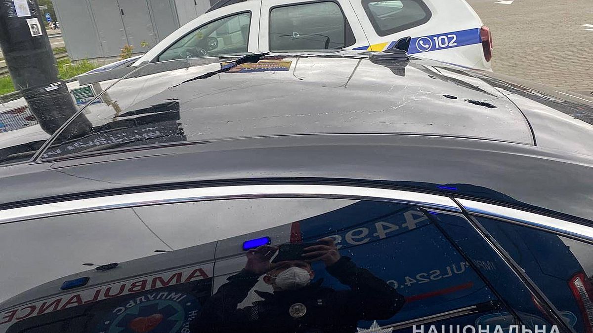 سيارة المسؤول الأوكراني الذي تعرض لمحاولة اغتيال اليوم الأربعاء وشقوق بسقف السيارة بسبب الرصاص. 22/09/2021