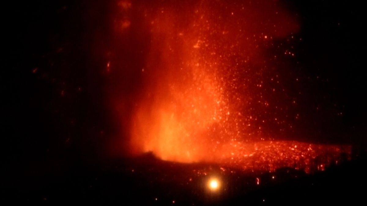 شاهد: الحمم البركانية المنبعثة من بركان  كومبري فييخا في الكناري تدمر المدن وتتجه نحو البحر
