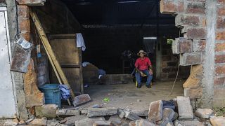 رجل في منزل تضرر من زلزال قرب من بركان موموتومبو، على بعد حوالي 45 كيلومترًا من ماناغوا. 2016/09/28