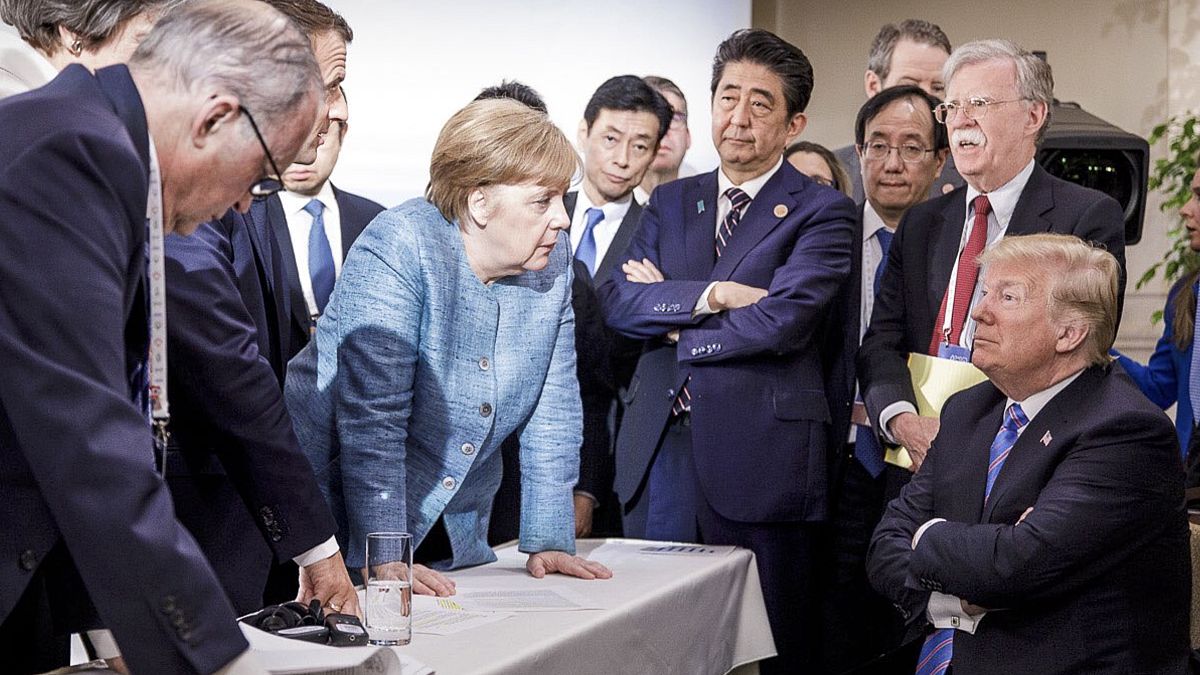 Angela Merkel se dirige a Donald Trump en una imagen emblemática de la reunión del G7 de junio de 2018 en Québec, Canadá. 