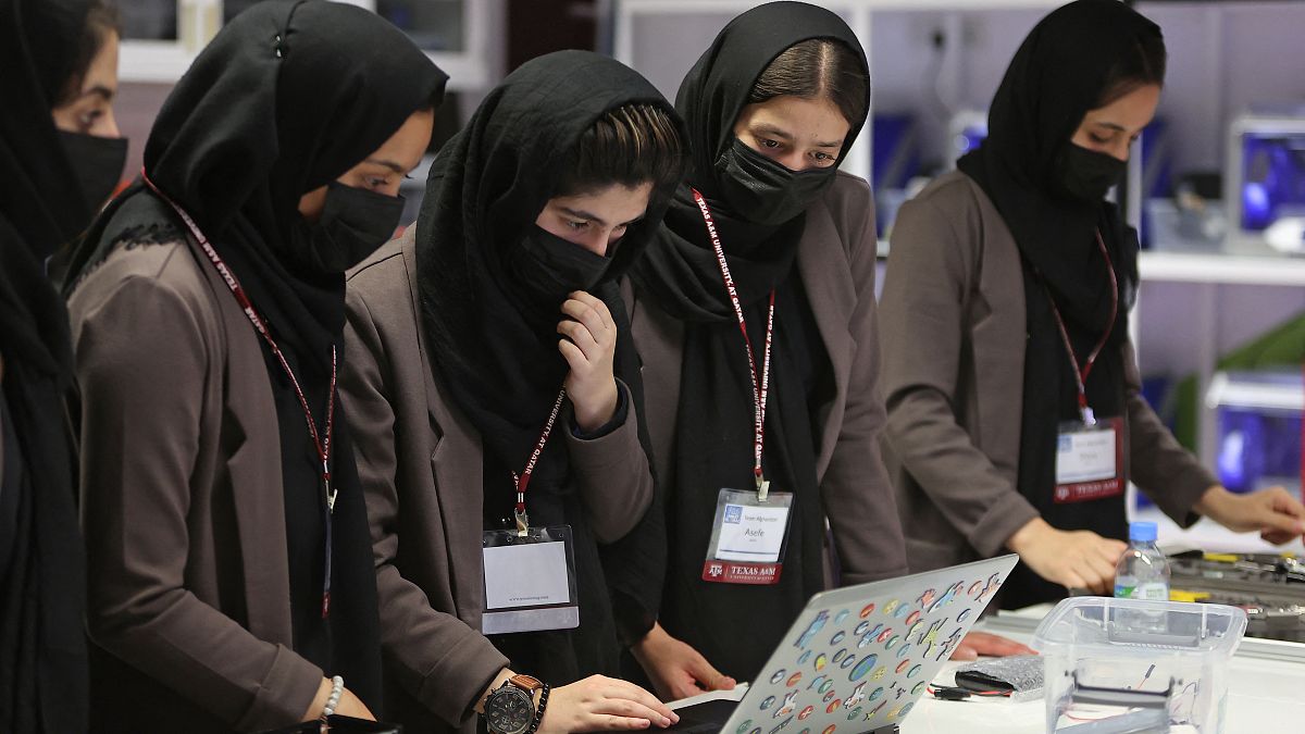 فريق الروبوتات الأفغاني النسائي المعروف باسم "الحالمات" في قطر 14 أيلول/سبتمبر 2021