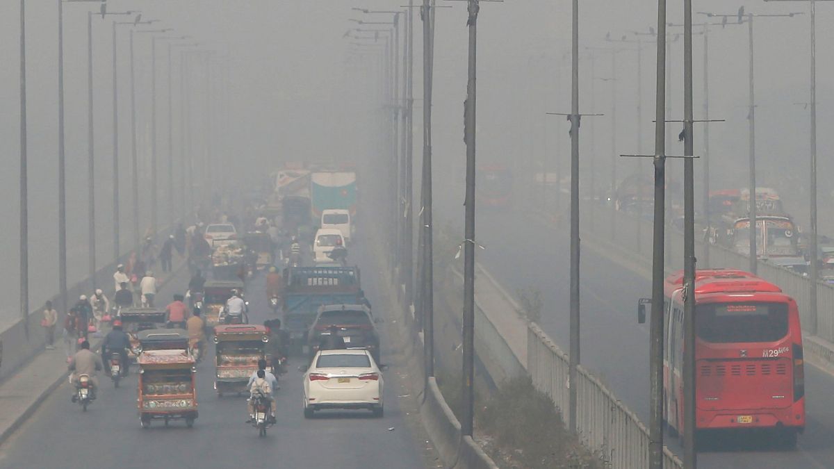 تسير المركبات على طريق سريع حيث يلف التلوث منطقة لاهور، باكستان، الأربعاء 11 نوفمبر 2020