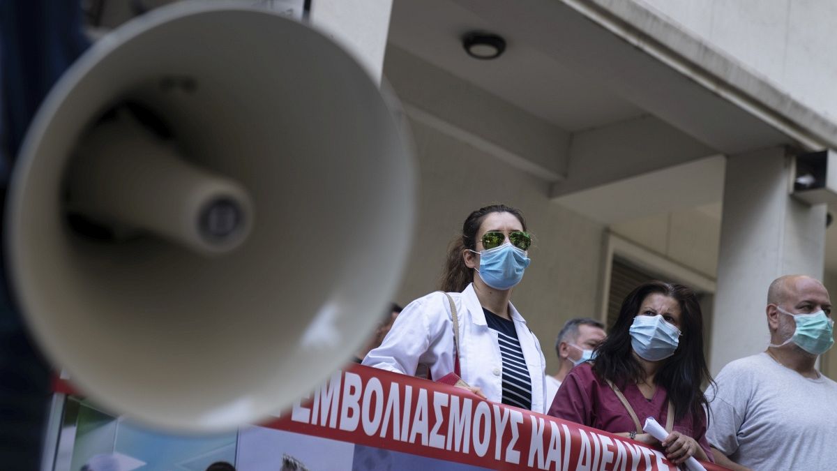 Εργαζόμενοι στον τομέα της υγείας έξω από το υπουργείο Υγείας διαμαρτύρονται κατά του υποχρεωτικού εμβολιασμού κατά Covid-19