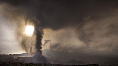 La lava de la erupción de un volcán fluye en la isla de La Palma en las Canarias, España, el miércoles 22 de septiembre de 2021.