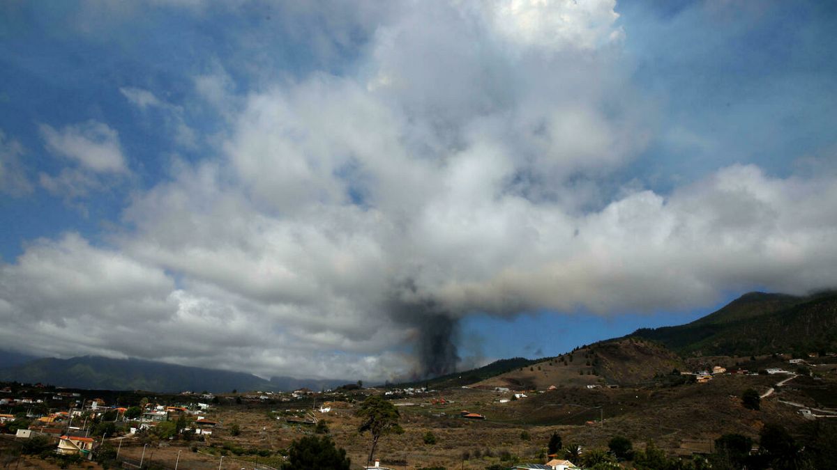 شاهد: بركان لا بالما يدفع السلطات الإسبانية إلى إجلاء 6 آلاف شخص من سكّان الجزيرة