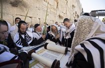 Ultraorthodoxe jüdische Männer beten während des jüdischen Feiertags Sukkot an der Klagemauer, dem heiligsten Ort, an dem Juden in der Altstadt von Jerusalem beten können.