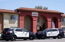 تحقق شرطة لوس أنجلوس في موقع جريمة قتل حيث تم العثور على ثلاثة أطفال صغار قتلى في شقق فيلا في كاليفورنيا، 10 أبريل 2021 