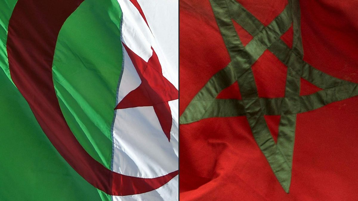 تظهر هذه الصورة المركبة التي تم إنشاؤها في 27 أغسطس 2021 العلم الوطني الجزائري (إلى اليسار) والمغربي (إلى اليمين)