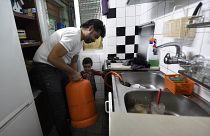 مواطن إسباني يبدّل أنبوبة الغاز داخل منزله