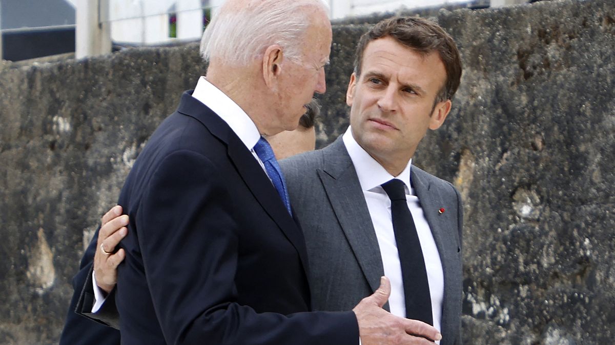 الرئيسان الأمريكي والفرنسي يتبادلان الحديث على هامش قمة مجموعة السبع. 11/06/2021