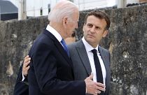 الرئيسان الأمريكي والفرنسي يتبادلان الحديث على هامش قمة مجموعة السبع. 11/06/2021