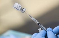 Первая доза вакцины Pfizer Covid-19 в мобильной клинике вакцинации в Weingart East Los Angeles YMCA в Лос-Анджелесе (Калифорния), 7 августа 2021 года.
