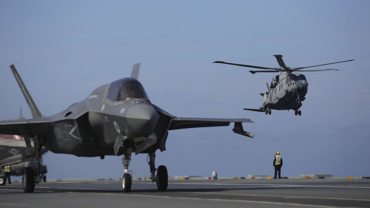 NATO'nun F-35 jetleriyle Portekiz'de yaptığı tatbikattan bir kare.