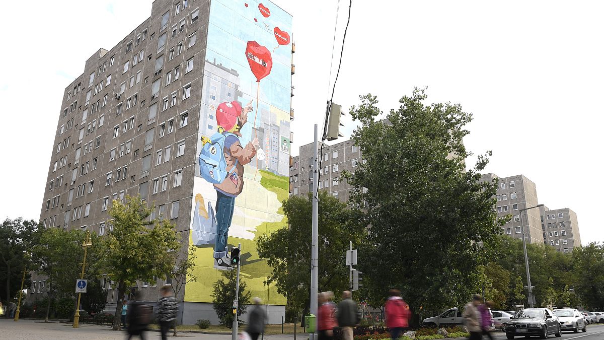 A járvány elleni védekezés frontvonalában helytálló egészségügyi dolgozók tiszteletére készült ötszáz négyzetméteres falfestmény egy csepeli panelház falán