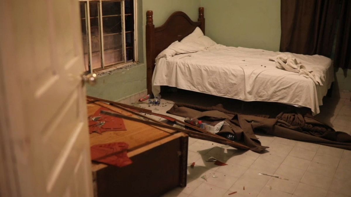 Un cuarto de hotel saqueado después de una redada nocturna, 22/9/2021, Ciudad Acuña, México