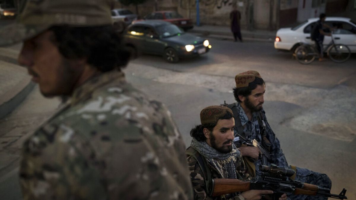 Fegyveres tálib harcosok járőröznek Kabul utcáin az ENSZ ülésszakával egy időben