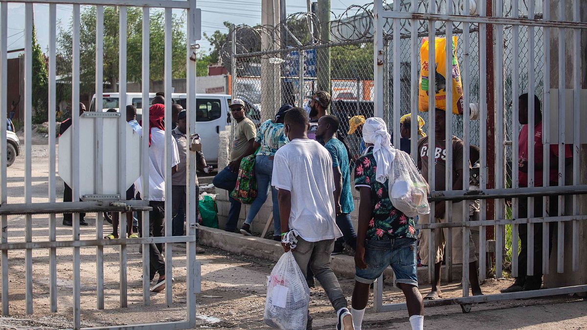 A hazaszállított illegális bevándorlók távoznak a port-au-prince-i Toussaint Louverture repülőtérről 2021. szeptember 21-én. 