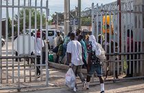 A hazaszállított illegális bevándorlók távoznak a port-au-prince-i Toussaint Louverture repülőtérről 2021. szeptember 21-én.