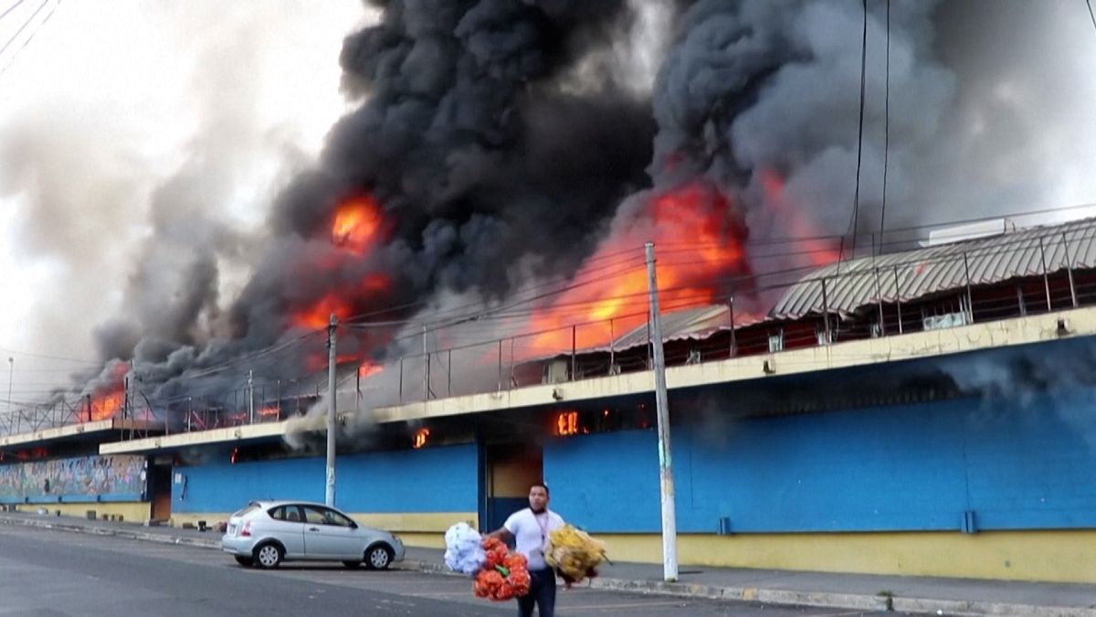 ویدیو؛ کاسبان یکی از بزرگ‌ترین بازارهای سان سالوادور از آتش می‌گریزند
