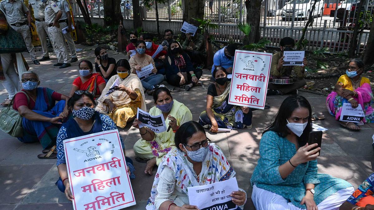 نشطاء من اتحاد الطلاب في الهند جمعية النساء الديمقراطيات لعموم الهند يحملون لافتات خلال احتجاج على الاغتصاب والقتل المزعوم لفتاة تبلغ من العمر تسع سنوات، 4 أغسطس 2021.
