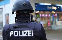 Немецкий полицейский на месте убийства кассира АЗС в Рейнланд-Пфальце