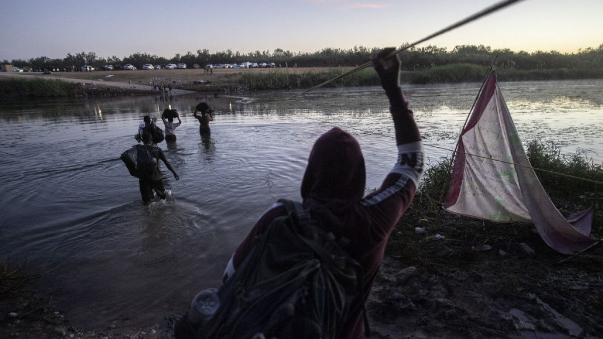 Des migrants haïtiens tentent de traverser le Rio Grande marquant la frontière entre le Mexique et les Etats-Unis - le 23/09/2021