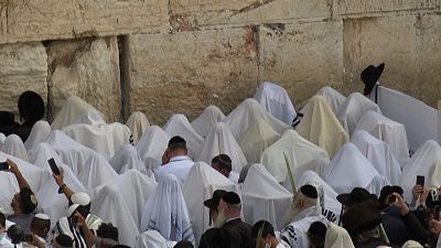 شاهد: آلاف المصلين اليهود يحتشدون أمام حائط المبكى بالقدس في "عيد العرش"