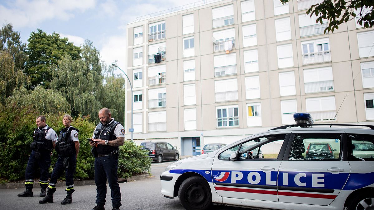 عناصر من الشرطة الفرنسية تقف أمام إحدى المباني 