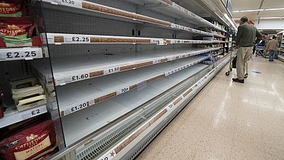 Vista de estanterías vacías en un supermercado Tesco en Manchester, Reino Unido, 12/9/2021