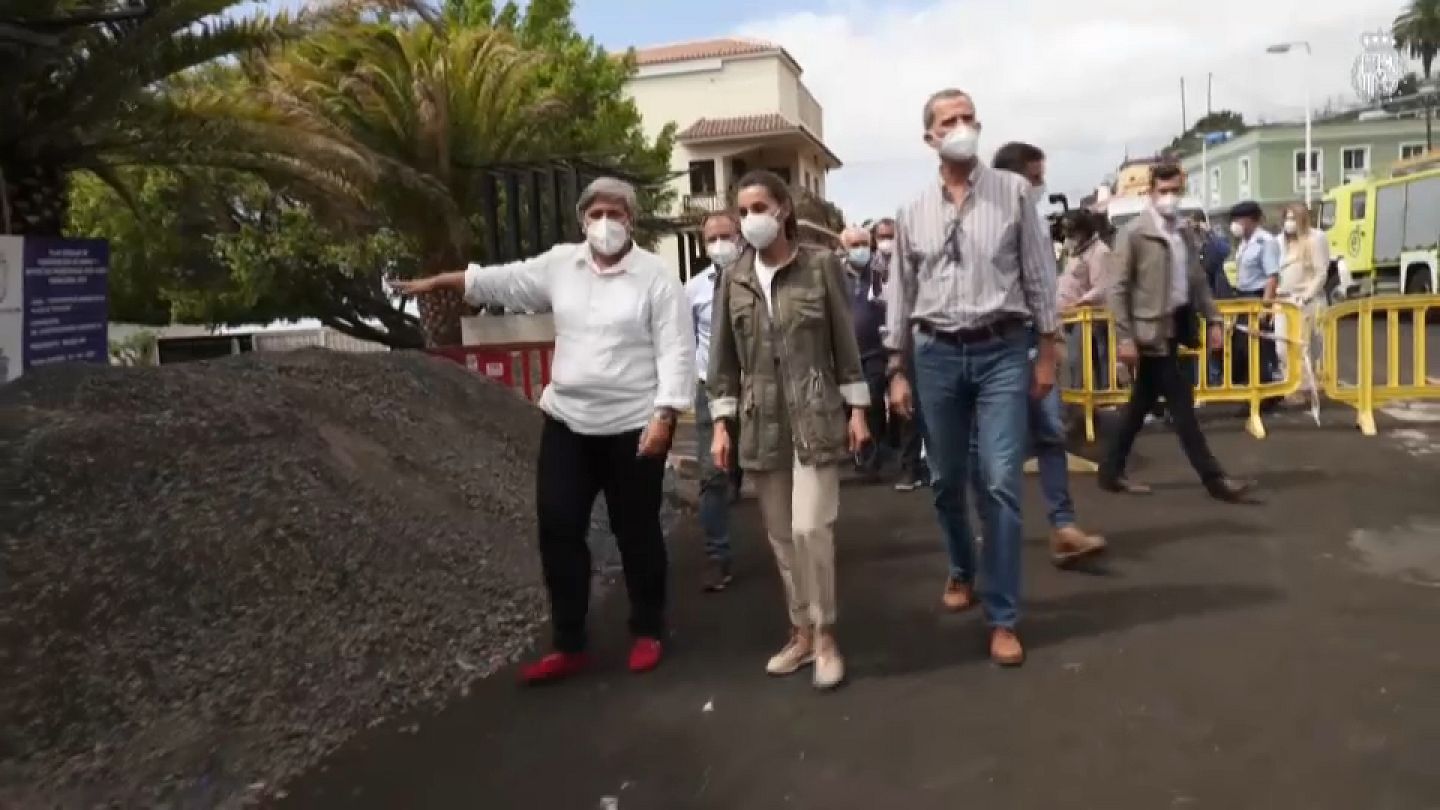 Los reyes de España visitan a los damnificados por la erupción del volcán  de La Palma | Euronews