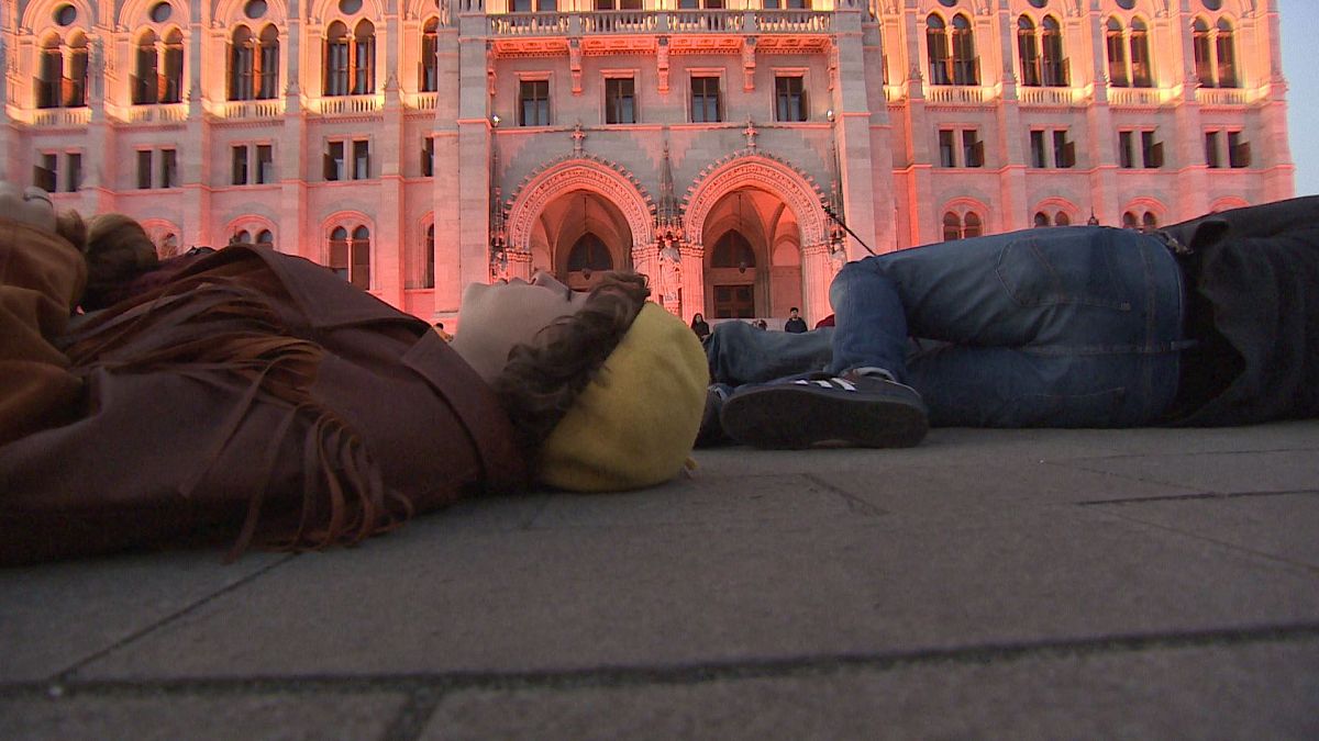 A földön fekve tüntettek a klímavédők Budapesten a Parlament előtt