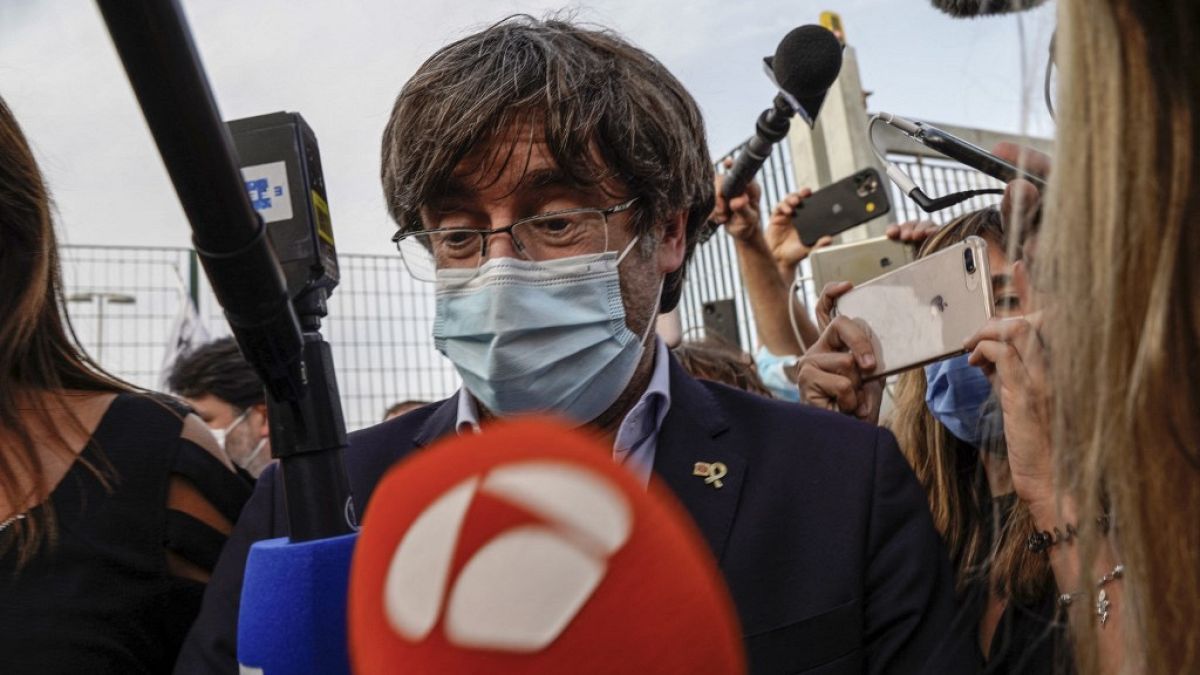 Carles Puigdemont all'uscita dal carcere di Sassari