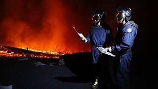 Miembros de la Unidad Militar de Emergencias UME toman medidas de los gases cerca del volcán Cumbre Vieja.
