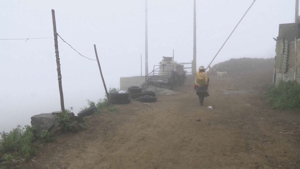 Mujer peruana camina por un sendero rodeado de niebla, 20/9/2021, Lima, Perú