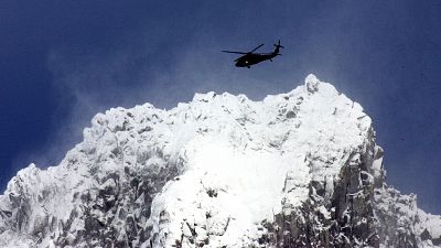 صورة من الأرشيف لطائرة تبحث عن متسلقين مفقودين