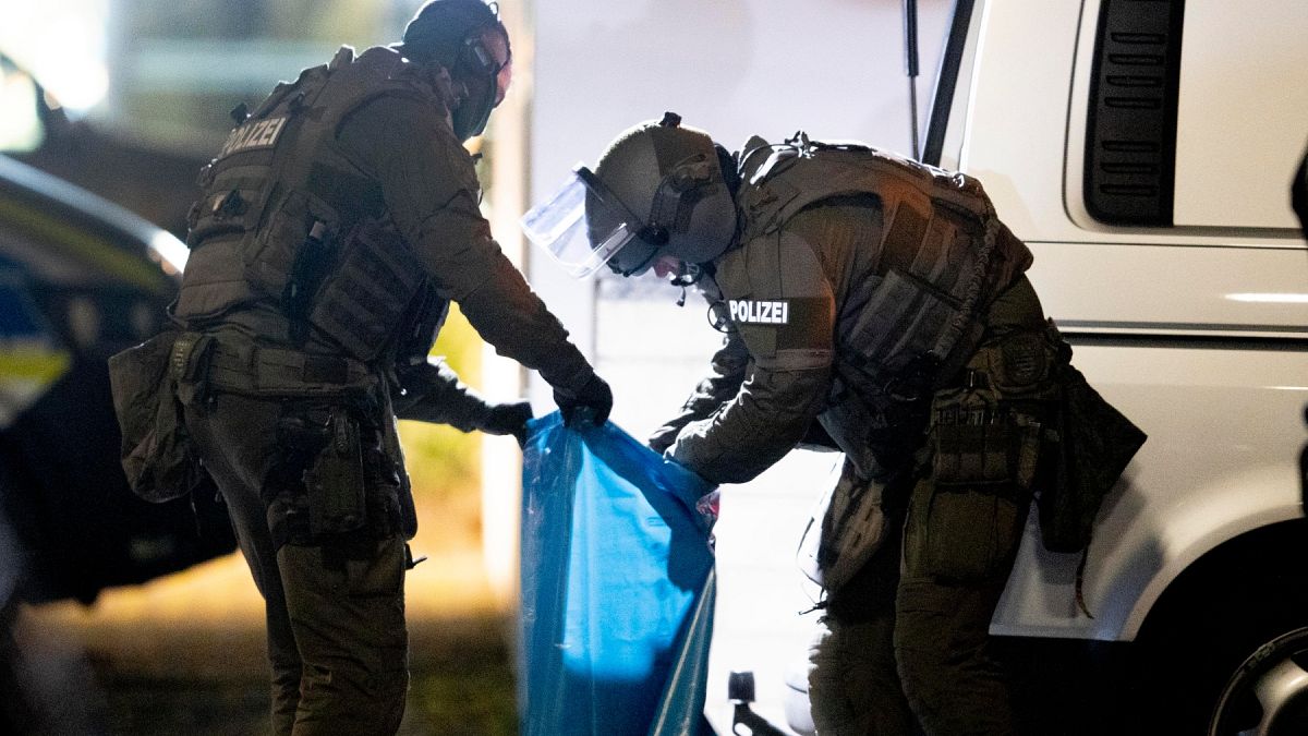 Almanya özel harekat polisinin düzenlediği bir operasyon