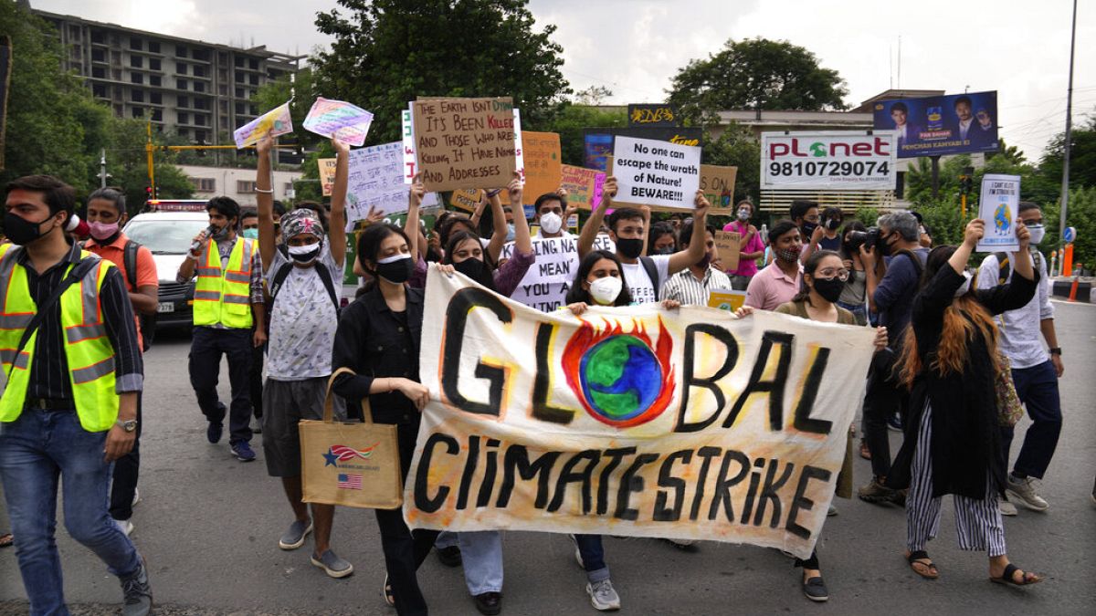 ناشطون يرفعون لافتات خلال مسيرة احتجاجية كجزء من مبادرات حركة أيام الجمعة من أجل المناخ للمناخ ، في نيودلهي، الهند، الجمعة 24 سبتمبر 2021.