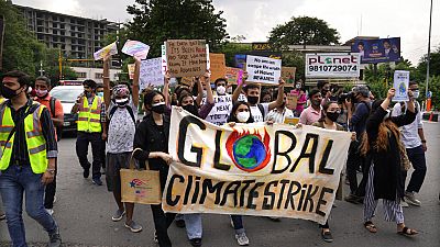 ناشطون يرفعون لافتات خلال مسيرة احتجاجية كجزء من مبادرات حركة أيام الجمعة من أجل المناخ للمناخ ، في نيودلهي، الهند، الجمعة 24 سبتمبر 2021.