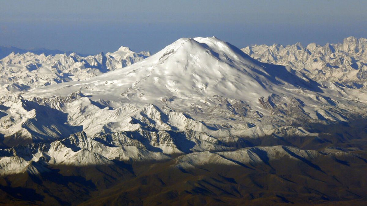 L'Elbrouz, qui culmine à 5 642 mètres, est le plus haut sommet du Caucase et d'Europe. Les accidents mortels y sont réguliers, mais rarement avec un bilan aussi lourd.